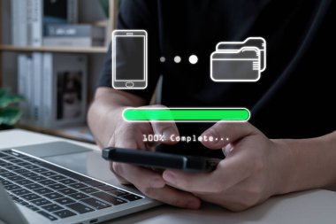 Dosya aktarımı akıllı telefondan dijital depoya, veri senkronizasyonunu temsil eden, mobil yedekleme, akıllı ofis ortamında modern kablosuz teknoloji, bulut hesaplama teknolojisi konsepti