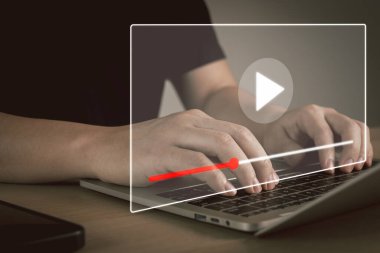 İçerik oluşturucu evde dizüstü bilgisayarda online video içeriği izliyor, canlı konser, ticari reklam çevrimiçi, iş reklamları, çevrimiçi çalışma, dijital pazarlama kavramı