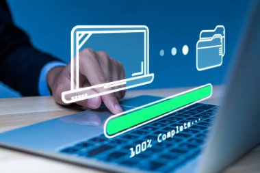 Siber güvenlik. İş adamı dosya transferini bilgisayara holografik yapay zeka teknolojisi ikonu, bulut bilgisayarı, yedek depolama, yapay zeka, bulut depolama teknolojisi konseptiyle yükler.