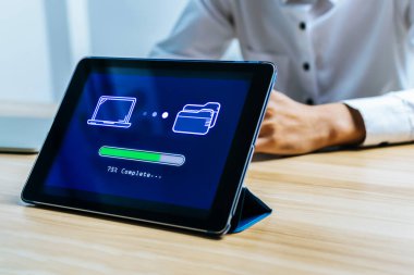 Mobil akıllı tablet üzerindeki dosya transferini toplantı odası, veri merkezi, bulut bilgisayarı, yedek depolama yönetimi, siber güvenlik, yapay zeka, bulut depolama teknolojisi kavramında indir