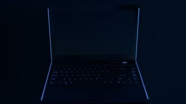 Güvenlik sistemlerini test etmek için Linux rootkit kullanan bir dizüstü bilgisayarın 3d animasyonu