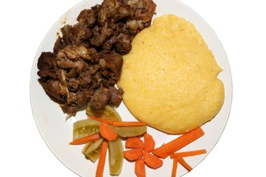 Kazan, polenta ve turşulu kuzu pastırması pişirdi. Geleneksel Romanya yemekleri