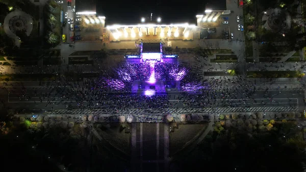Widok Góry Drona Wielkiego Koncertu Nocnym Mieście Mnóstwo Ludzi Promienie — Zdjęcie stockowe