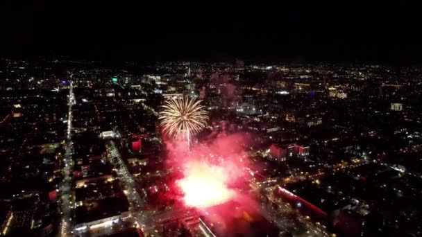 Hatalmas Fényes Villanások Tűzijátéktól Belvárosban Légi Felvétel Egy Drónról Almaty — Stock videók