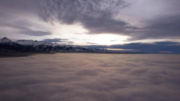 Dağları Gören Bulutların Arasında Bir Dron Uçurmak Gün Batımında Güneşin — Stok video