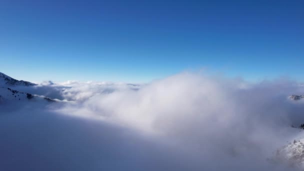 Flying Ocean Clouds Mountains Fog Big Ocean Waves Crashing High — Stock Video