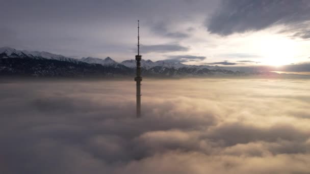 Πύργος Της Τηλεόρασης Βλέπει Έξω Από Σύννεφα Στο Ηλιοβασίλεμα Πάνω — Αρχείο Βίντεο