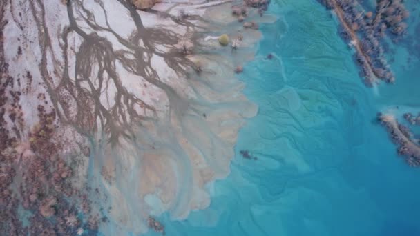 Bovenaanzicht Het Turquoise Water Van Een Bergmeer Schoon Helder Water — Stockvideo