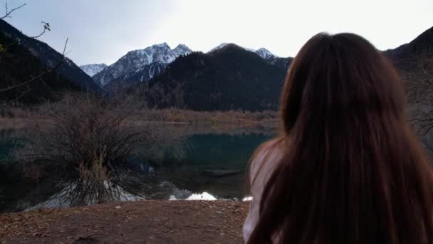 Дівчина Каштановим Волоссям Сік Видом Гірське Озеро Спокійно Гладка Вода — стокове відео