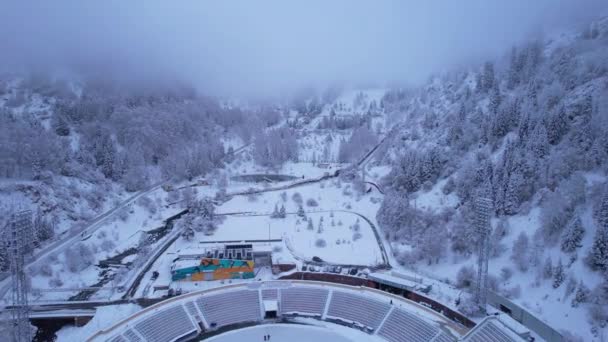 Dağlarda Kış Alp Paten Pisti Medeo Karlı Ormanın Dağların Drone — Stok video