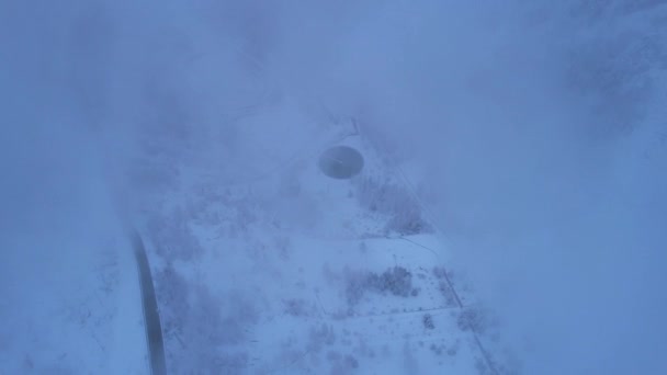 冬季高山溜冰场在山上的Medeo 鸟瞰着雪地的森林和群山 白云和浓雾笼罩着山谷 除雪工作正在进行中 一个大体育场 哈萨克斯坦阿拉木图 — 图库视频影像