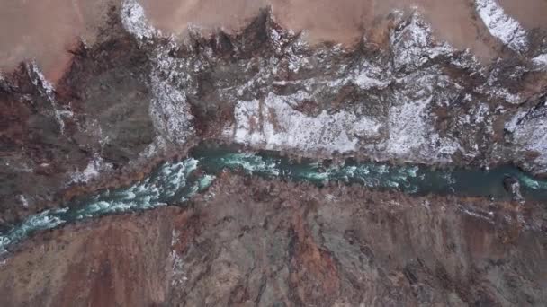 Wielki Kanion Stepie Szmaragdową Rzeką Pęknięcie Ziemi Czarnymi Kamieniami Zielony — Wideo stockowe
