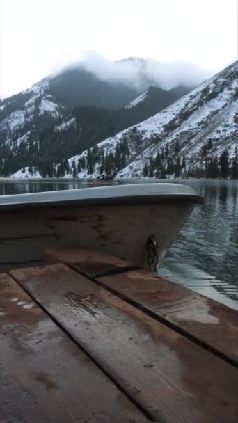 Lago Montagna Nella Foresta Con Acqua Specchiata Molo Legno Con — Video Stock