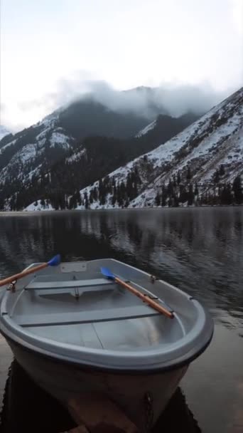 Μια Βουνίσια Λίμνη Στο Δάσος Καθρεφτισμένο Νερό Ξύλινη Προβλήτα Λευκά — Αρχείο Βίντεο