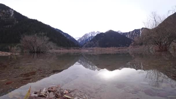 Zeitraffer Des Issyk Bergsees Mit Klarem Wasser Die Sonne Geht — Stockvideo