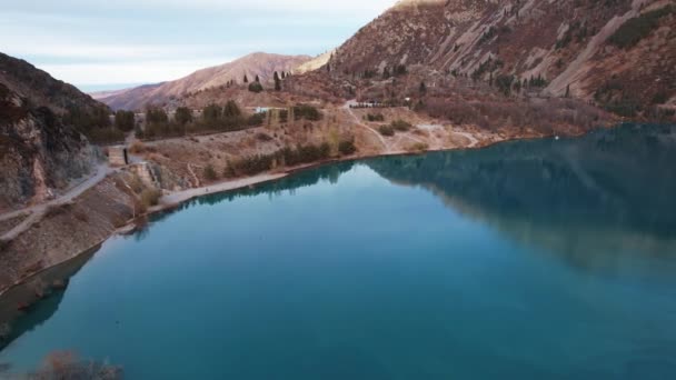 Blick Von Oben Auf Den Issyk Bergsee Und Die Staumauer — Stockvideo