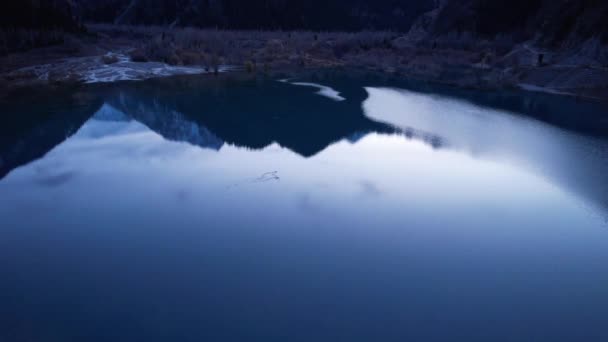 Patos Nadam Lago Montanha Liso Espelhado Deixam Raias Água Superfície — Vídeo de Stock