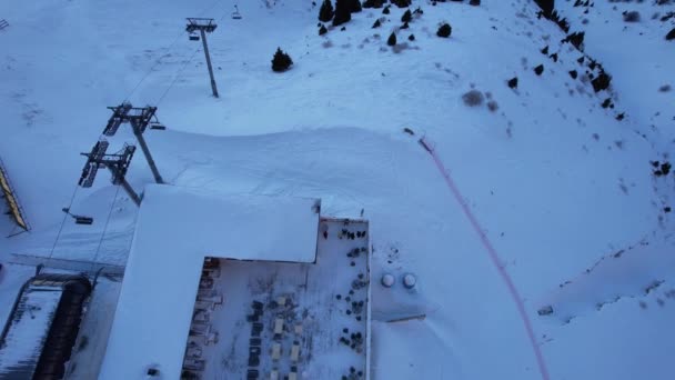 Vzdušný Pohled Zasněžené Hory Bílé Mraky Shora Gondola Chatkami Lidé — Stock video