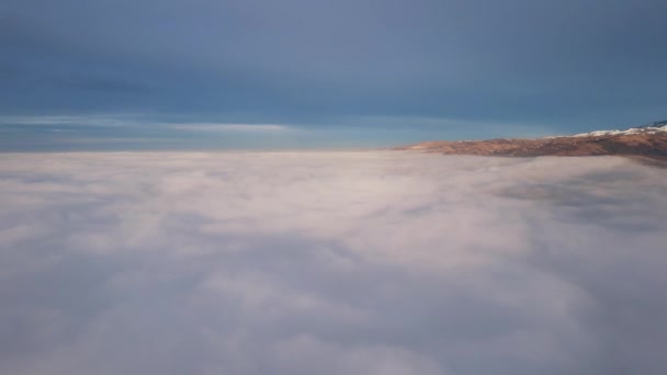 Létat Dronem Mezi Mraky Výhledem Hory Světle Žluté Paprsky Slunce — Stock video