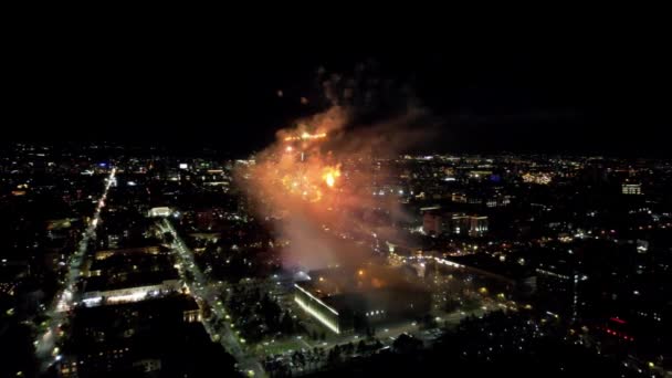 Огромные Яркие Вспышки Фейерверков Центре Города Вид Беспилотника Ночной Город — стоковое видео