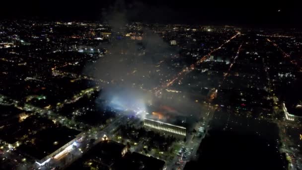 烟火的浓烟笼罩着夜城 街上灯火通明 过往车辆前灯的灯光清晰可见 黑暗的房子和公园哈萨克斯坦阿拉木图 — 图库视频影像