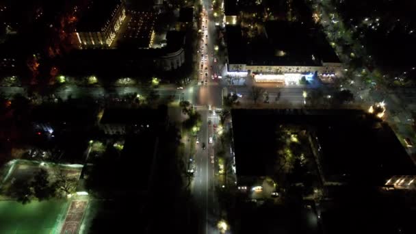 Vista Aerea Drone All Incrocio Notturno Piccolo Traffico Auto Autobus — Video Stock