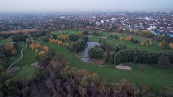 Grüne Golfplätze Und Gelbe Herbstbäume Ein Großer Teich Inmitten Grüner — Stockvideo