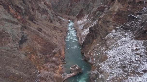 Zümrüt Nehri Olan Bozkırdaki Büyük Kanyon Toprakta Siyah Taşlı Bir — Stok video