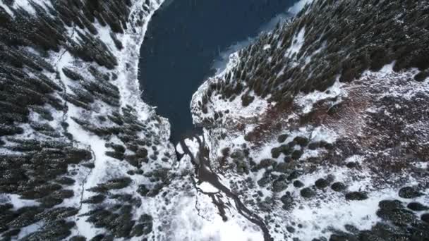 Zimą Jezioro Kaindy Mountain Widok Drona Zamarzniętą Ciemną Wodę Jeziora — Wideo stockowe
