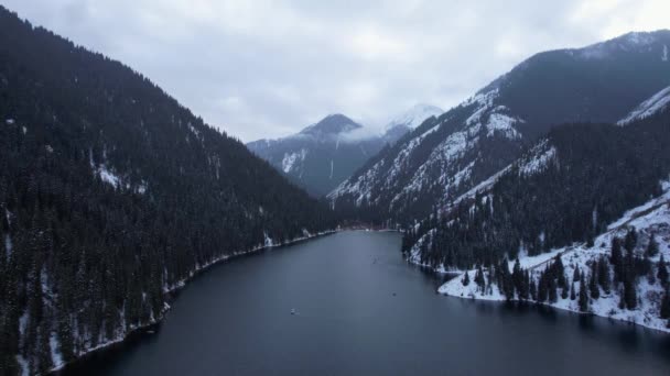 Kolsai Bergmeer Het Winterbos Drone Uitzicht Wolken Naaldbomen Spiegelglad Water — Stockvideo