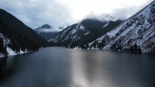 コルサイ湖の水の信じられないほどの表面 鏡としての水は 白い雲 雪の山や森の光線を反映します 人々とボートが表示されます トップ表示 — ストック動画