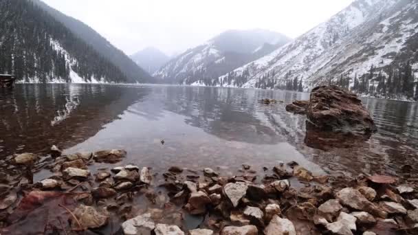 Timelapse Kolsai Górskie Jezioro Chmurami Woda Jeziora Jest Gładka Przezroczysta — Wideo stockowe