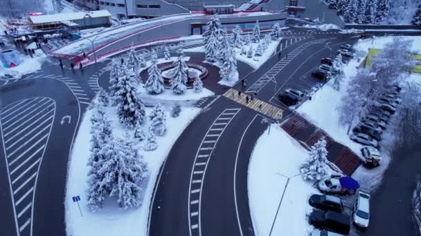 山の森の中の雪に覆われたおとぎ話の道 クリスマスや新年がやってきました 雪の中で針葉樹の木 車があり 人々は歩いている ぬれた道 ドローンからの眺め メディア アルマトイ — ストック動画