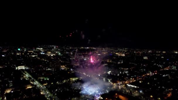Величезні Яскраві Спалахи Від Феєрверків Центрі Міста Повітряний Вид Дрона — стокове відео