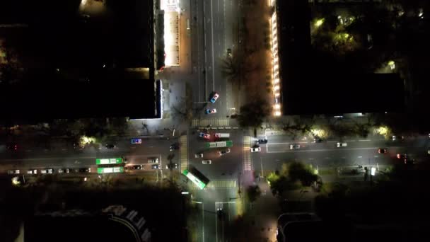 Vista Aerea Drone All Incrocio Notturno Piccolo Traffico Auto Autobus — Video Stock