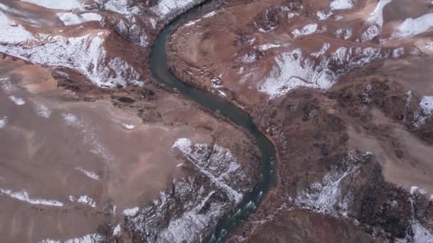 Zümrüt Nehri Olan Bozkırdaki Büyük Kanyon Toprakta Siyah Taşlı Bir — Stok video