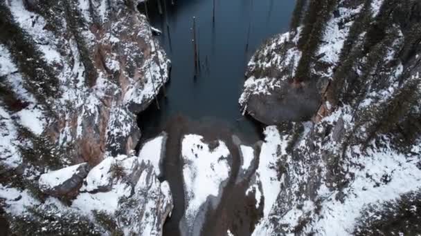 Kaindy Mountain Lake Winter Drohnenblick Auf Das Eiskalte Dunkle Wasser — Stockvideo