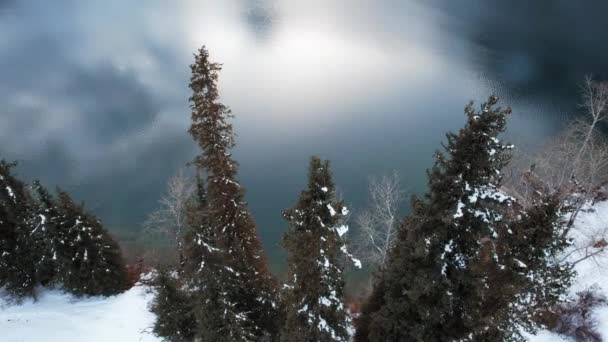 Jezioro Górskie Kolsai Zimowym Lesie Drone Widok Chmur Drzew Iglastych — Wideo stockowe