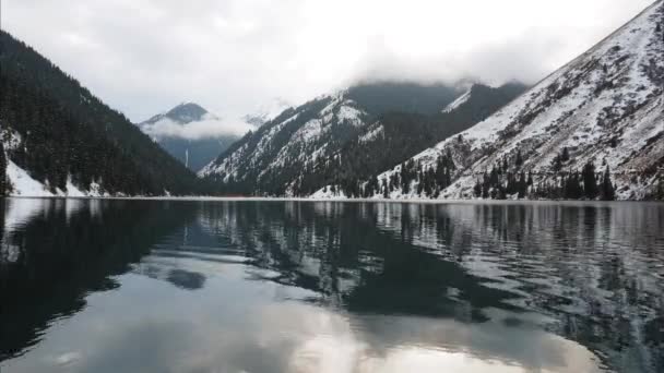 Bulutlu Kolsai Dağı Gölü Nün Zamanı Gölün Suyu Pürüzsüz Saydamdır — Stok video