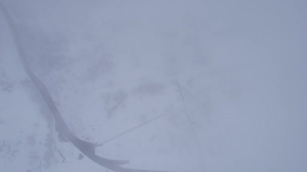 Śnieżne Góry Iglastymi Drzewami Chmurach Zapora Medeo Wszystko Jest Mgle — Wideo stockowe