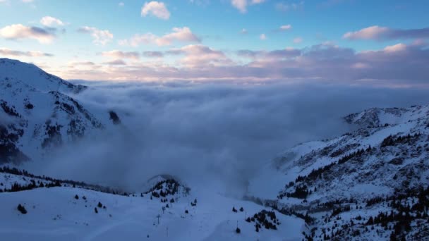 Vista Aérea Montañas Nevadas Nubes Blancas Desde Arriba Camino Góndola — Vídeo de stock