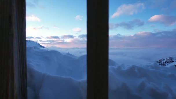 Drewniane Ogrodzenie Pokładu Widokowego Dużej Wysokości Widokiem Zaśnieżone Góry Chmury — Wideo stockowe