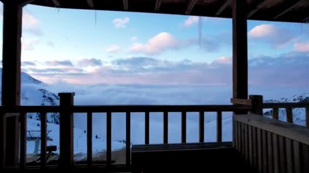 Trästaket Ett Höghöjdsdäck Med Utsikt Över Snöiga Berg Och Moln — Stockvideo