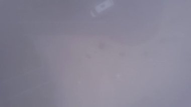 İnsansız hava aracı hızla bulutlara yükseliyor. Dipte iki kişi duruyor, bir ağaç büyüyor ve fayansın üzerinde bir sırt çantası var. İnsansız hava aracı yoğun bir siste saklanıyor. Her şey beyaz.