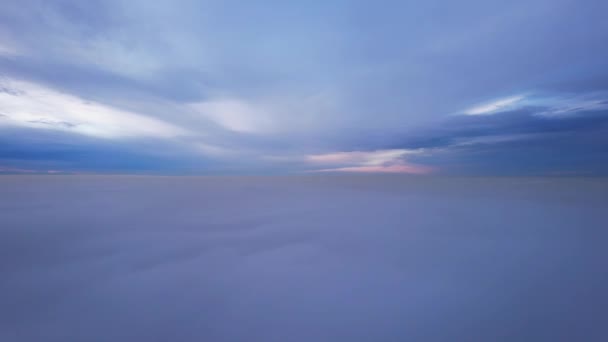 雲の天の海 無人機で飛んでる 日没時の太陽の光黄色の光線は雲の表面に反映されます 雲と濃霧の二重層 カザフスタン — ストック動画