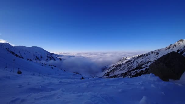 Epicki Ocean Chmur Mgły Zimowych Górach Upływ Czasu Drodze Gondoli — Wideo stockowe
