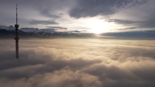 Toren Kijkt Uit Wolken Bij Zonsondergang Bovenaanzicht Van Een Drone — Stockvideo