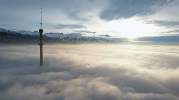 Πύργος Της Τηλεόρασης Βλέπει Έξω Από Σύννεφα Στο Ηλιοβασίλεμα Πάνω Royalty Free Εικόνες Αρχείου