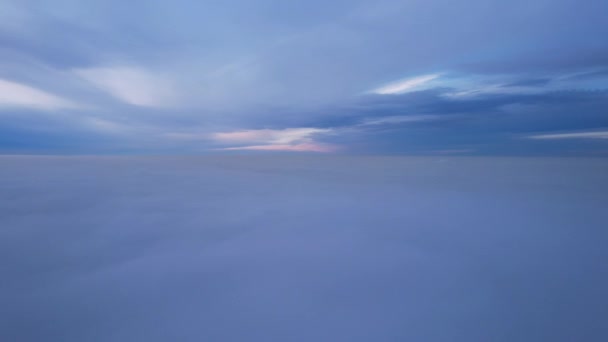 Latanie Dronem Wśród Chmur Widokiem Góry Jasnożółte Promienie Słońca Zachodzie — Wideo stockowe