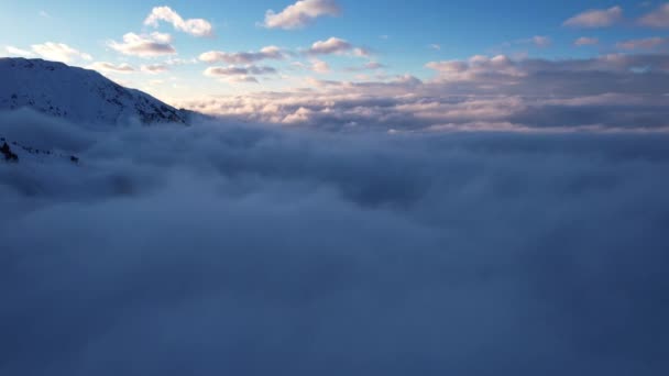 Летает Среди Океана Облаков Горах Туман Похож Большие Океанские Волны — стоковое видео